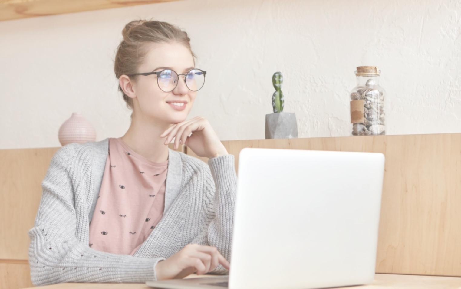 Équipe d'experts en sécurité bancaire numérique travaillant sur des systèmes sécurisés